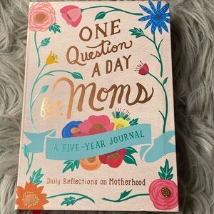 One Question a Day for Moms (A Five-year journal)
